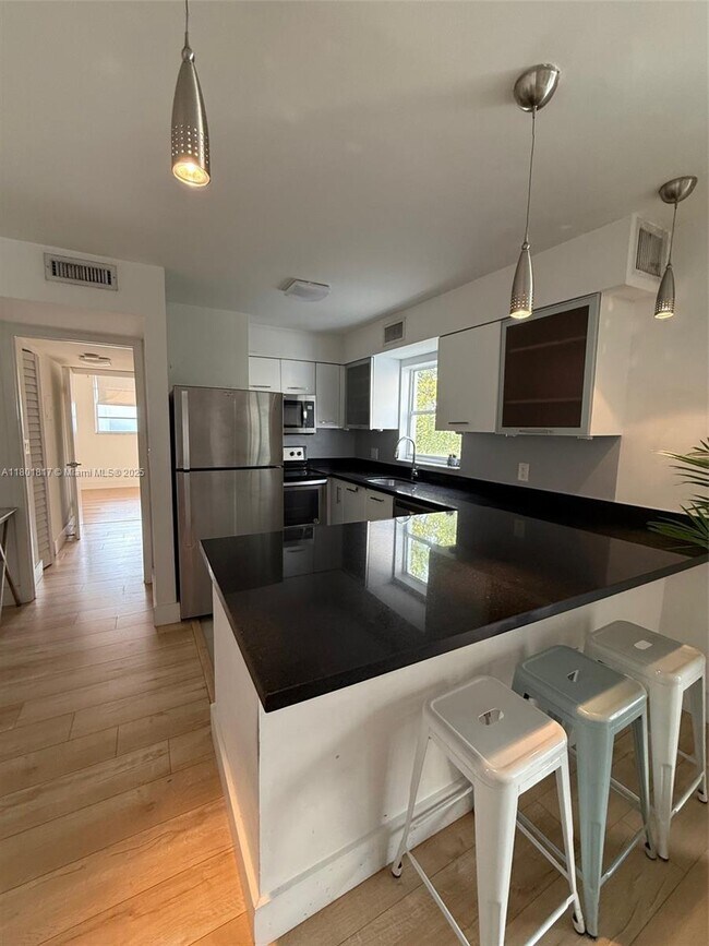 Foto del edificio - 680 NE 64th St