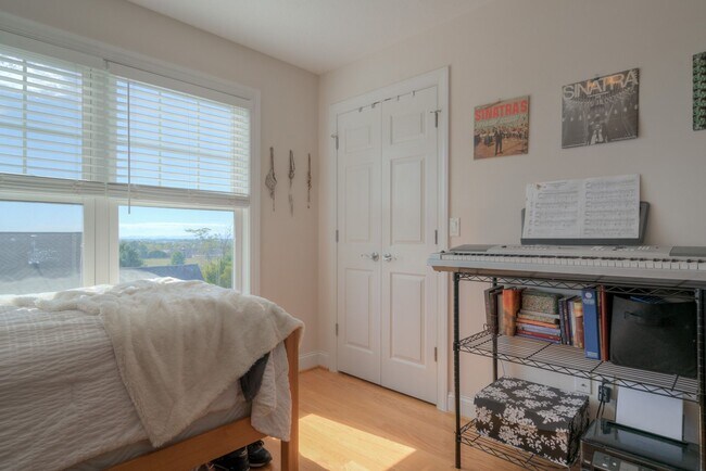 Foto del edificio - Spacious 4-Bedroom Townhouse with Modern A...