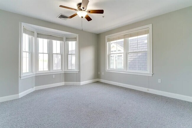 Foto del edificio - 266 N Main St