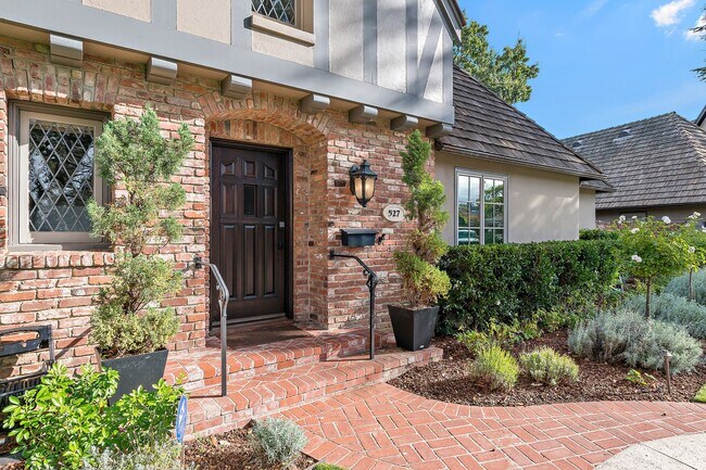 Foto del edificio - Exquisite English Tudor Estate on Private ...