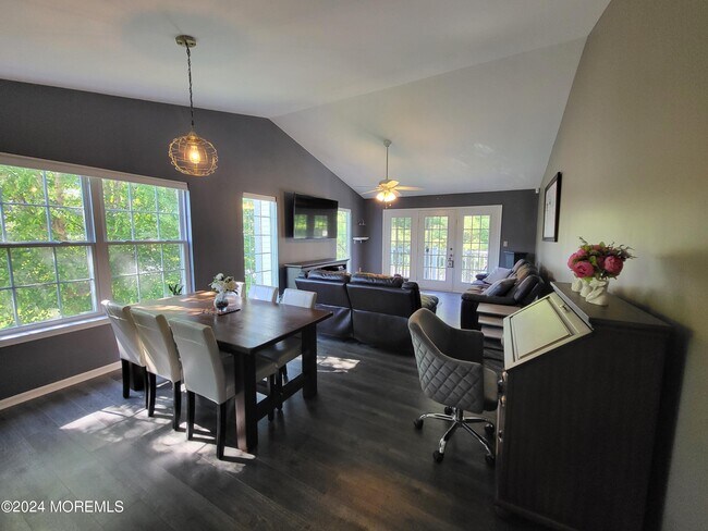 Foto del edificio - 120 Evergreen Ct