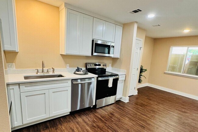 Foto del edificio - 2701 Little Valley Cove