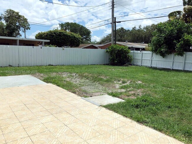 Foto del edificio - 1520 N 71st Terrace