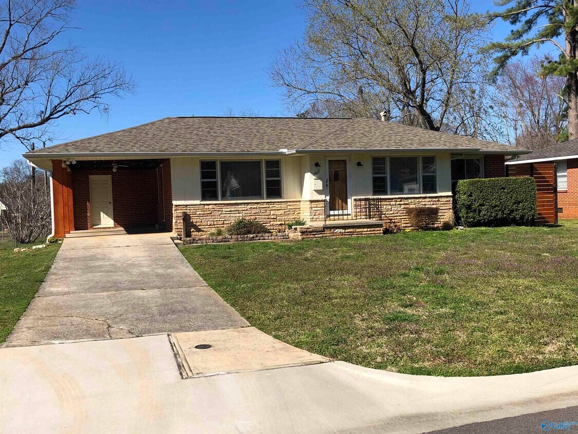Primary Photo - 1811 Stevens Dr NE