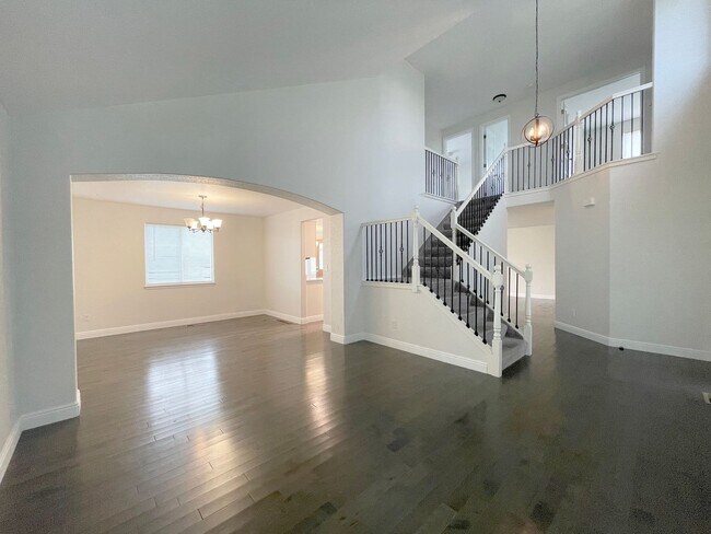 Foto del edificio - 5 bedrooms! 3 Car Garage! Fenced Backyard!