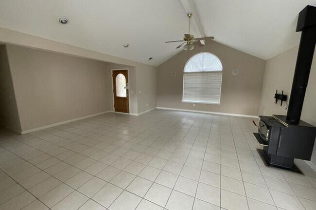 Foto del edificio - Large, well cared for, single family,  3/2 with Garage