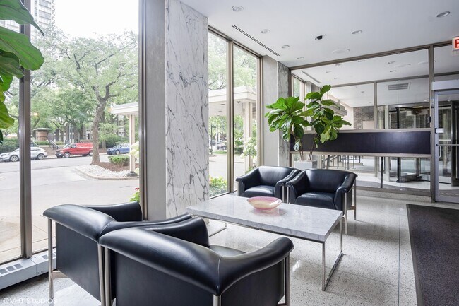 Foto del edificio - 1360 N Sandburg Terrace