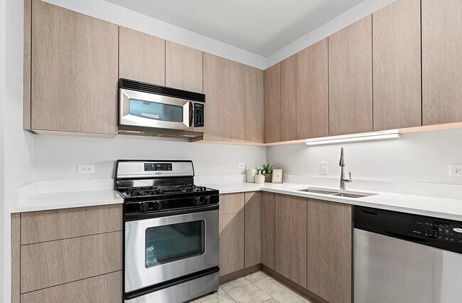 Foto del edificio - Chic 1-Bed Condo with Hardwood Floors in Prime Chicago Location!
