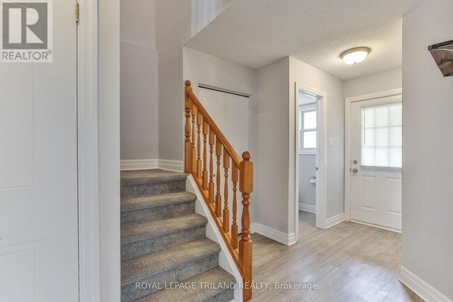 Building Photo - 952 Thistledown Way