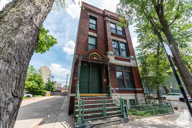Building Photo - 1101 N Marshfield Ave
