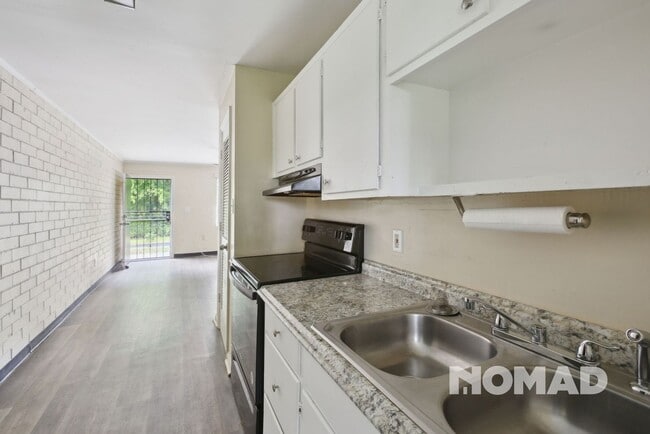Building Photo - Charming 2BR Duplex in East Point