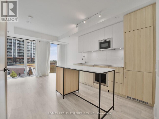 Photo du bâtiment - 215-215 Lakeshore Rd W