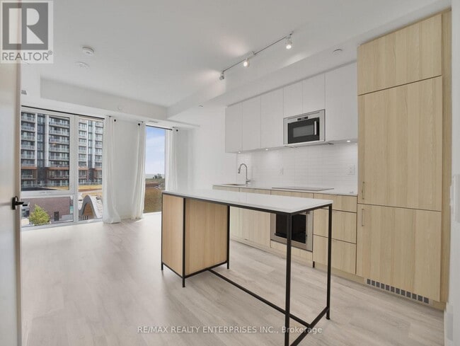 Building Photo - 215 Lakeshore Rd W