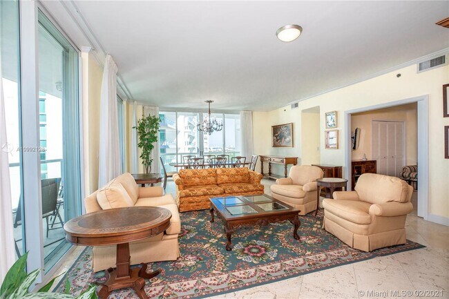 Building Photo - 2645 S Bayshore Dr