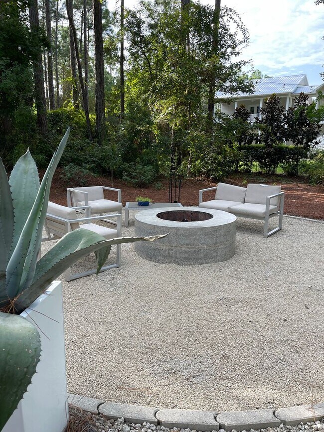 Foto del edificio - 46 Cypress Pond Rd