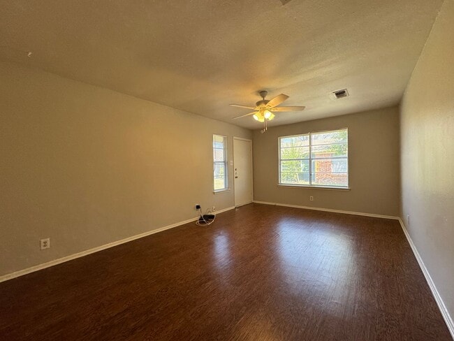 Building Photo - Duplex *LEASING SPECIAL AVAILABLE*