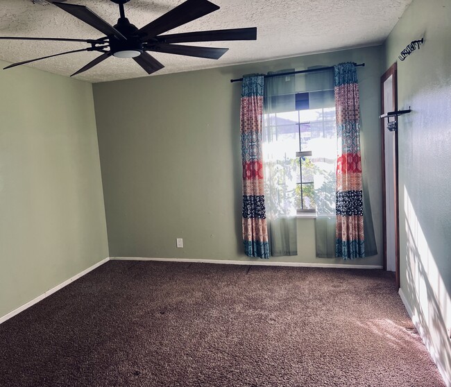 Building Photo - 1601 Kiva Dr
