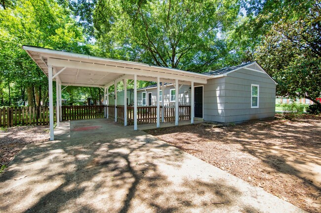 Foto del edificio - ** 3 Bed 1 Bath located in Forrest Hills *...
