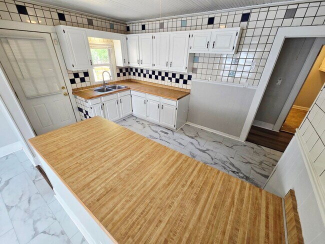 Building Photo - Great 2 bedrooms Home