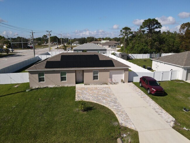 Building Photo - 402 NE Mainsail St