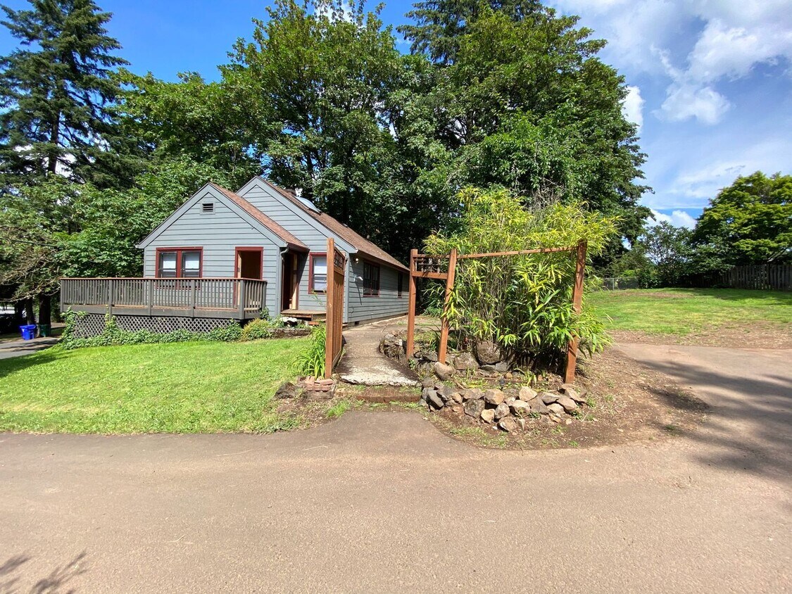 Foto principal - Nicely Renovated 2+ Bedroom, 1 Bath House ...