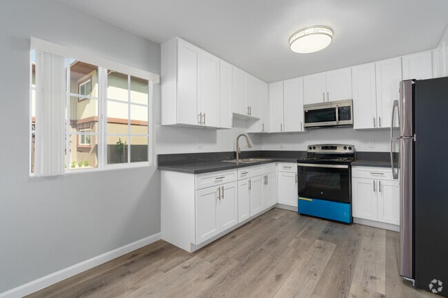 2BR, 2BA - 780SF - Kitchen - Dakota Castle Luxury Apartments