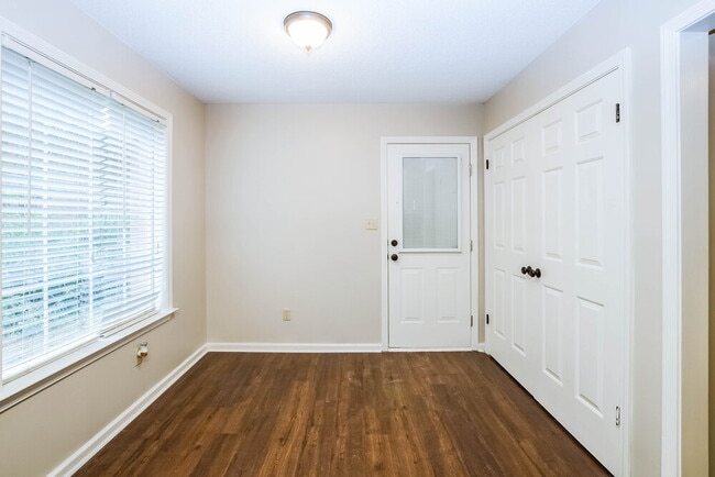 Building Photo - 250 Cross Point Cove