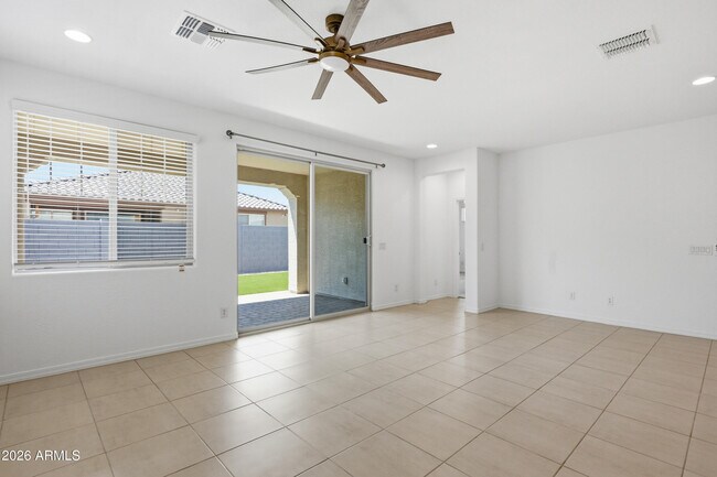 Foto del edificio - 3810 N 101st Dr