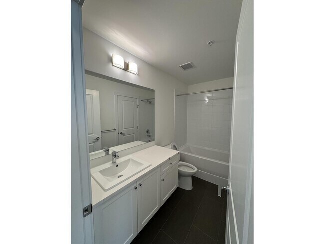 Photo du bâtiment - 15735-15785 85 Ave