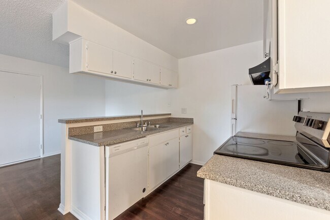 Foto del edificio - Updated 1BD/1BA Apartment in well maintained Complex in Sylmar.