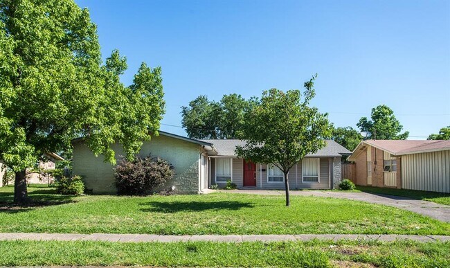 Building Photo - 3211 High Vista Dr