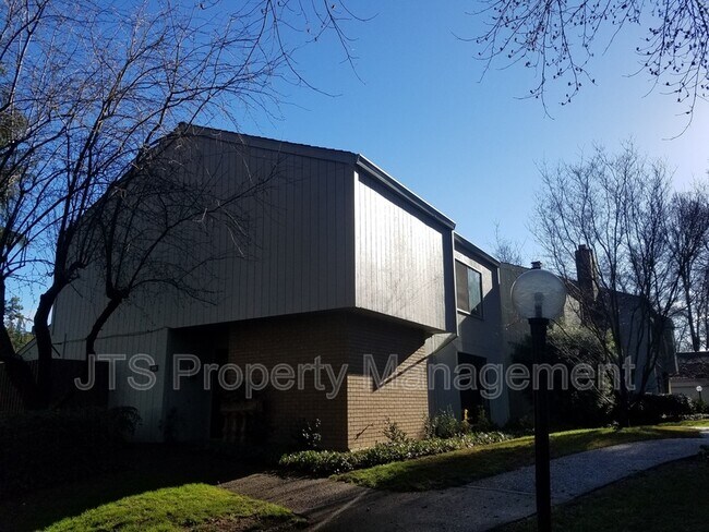 Building Photo - 800 Elmhurst Circle