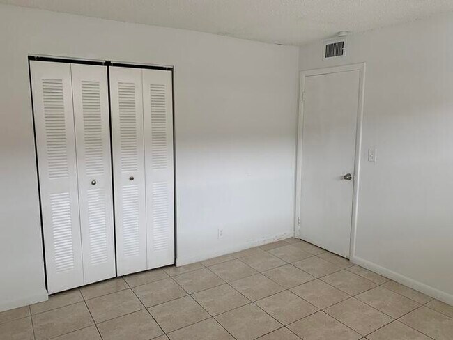 Building Photo - 850 E Commercial Blvd