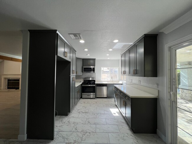 Building Photo - 4 bedroom + loft, 2 1/2 bath - 2 story home in central Simi