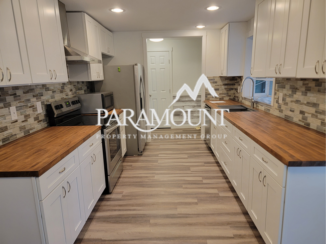 Building Photo - Updated 3 Bedroom Duplex!