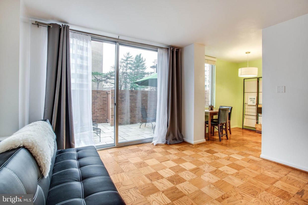 Foto principal - 2939 Van Ness St NW