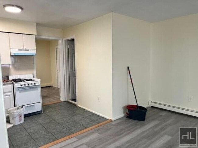 Foto del edificio - One Bedroom on SANDALWOOD DRIVE