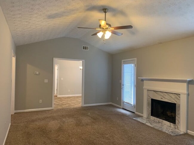 Foto del edificio - Charming 3 BR / 2 BATH Ranch!!