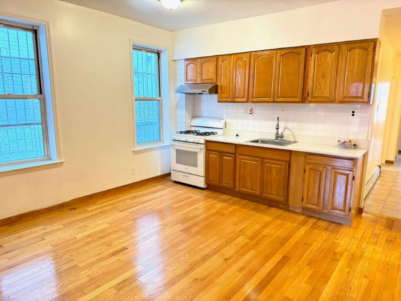 Primary Photo - 2438 E 22nd St