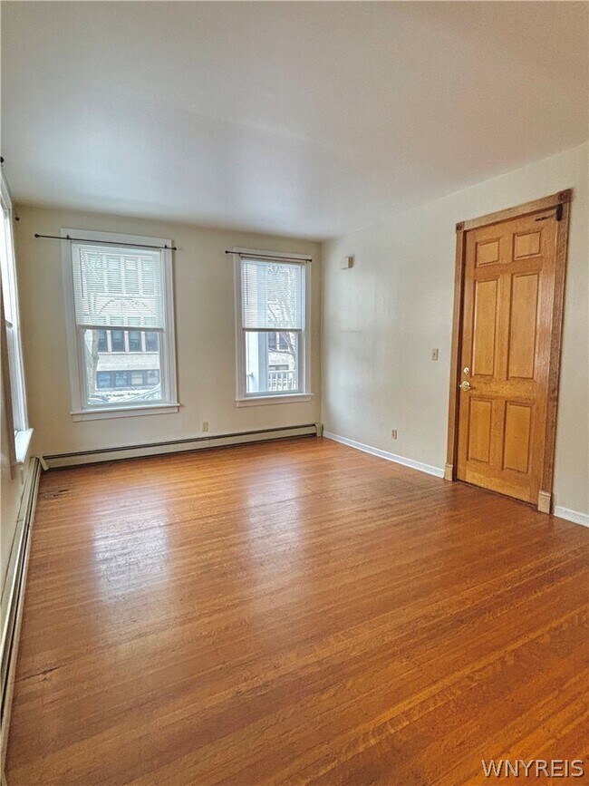 Foto del edificio - 669 Potomac Ave