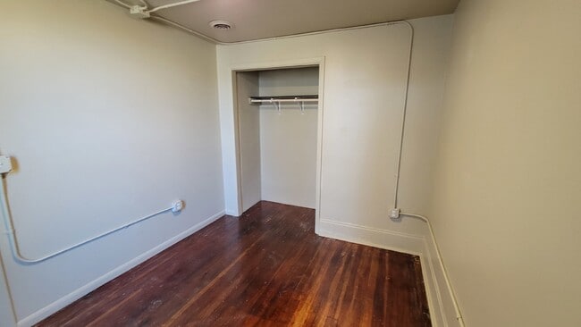 Building Photo - 3 bed 1.5 bath duplex Close to UWEC!