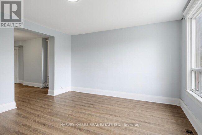 Photo du bâtiment - 914 Bloor St W