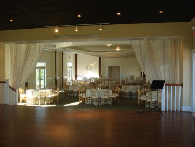 Foto del edificio - 7821 Bellevue Rd