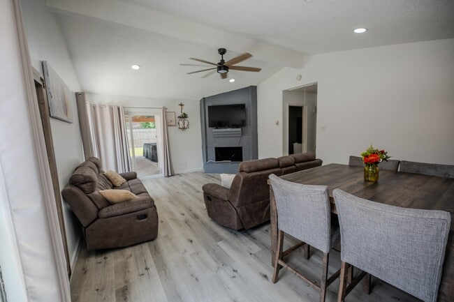Foto del edificio - 4606 Meadowood Dr