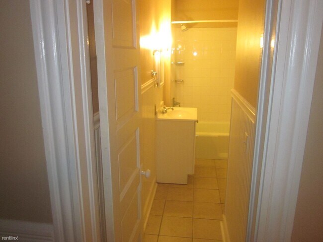 Building Photo - 3 br, 1 bath  - 44 Upson St First Floor