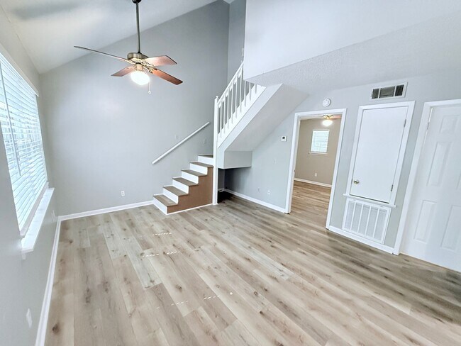 Foto del edificio - 1BR/1BA + BONUS ROOM For Rent