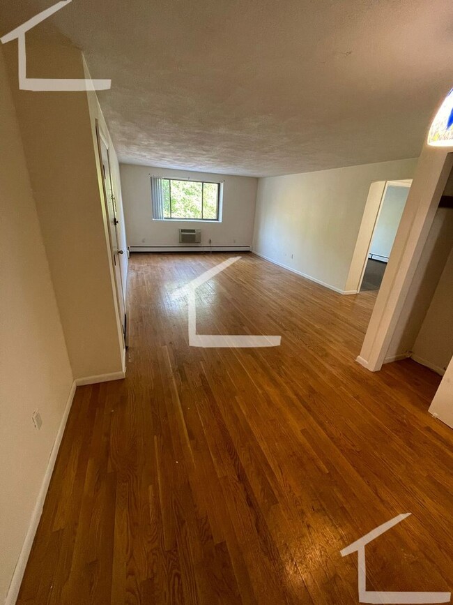 Foto del edificio - 1 Bedroom w/heat & hot water Union Square ...