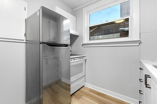 Building Photo - 2 Bed 1 Bath - 238 Notre Dame de Lile - 1 Month Free!