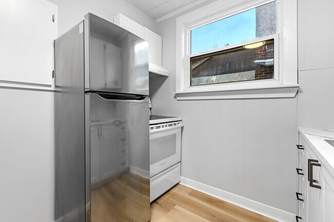 Photo du bâtiment - 2 Bed 1 Bath - 238 Notre Dame de Lile - 1 Month Free!