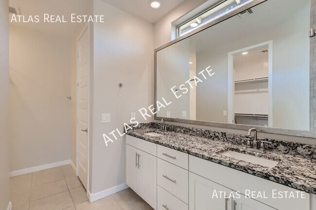 Building Photo - 4 WEEKS FREE RENT IF MOVED IN BY 8/31!   4...